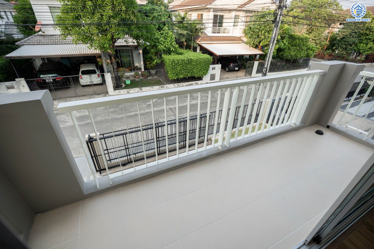 บ้านมือสองตกแต่งใหม่ คุณภาพแบรนด์ LH โครงการ ชัยพฤกษ์ ราชพฤกษ์-แจ้งวัฒนะ เนื้อที่ 58.4 ตร.ว. ฟังก์ชัน 3 ห้องนอน 3 ห้องน้ำ 2 ที่จอดรถ ภายในตกแต่งหรูหรา บนทำเลศักยภาพติดถนนราชพฤกษ์ เชื่อมสู่แจ้งวัฒนะได้อย่างรวดเร็ว และเพียง 10 นาทีถึงรถไฟฟ้า "สถานีบางรักใหญ่" จุดขึ้นทางด่วน "ศรีรัช" โรบินสัน ไลฟ์สไตล์ ราชพฤกษ์ และ โลตัส นอร์ธราชพฤกษ์